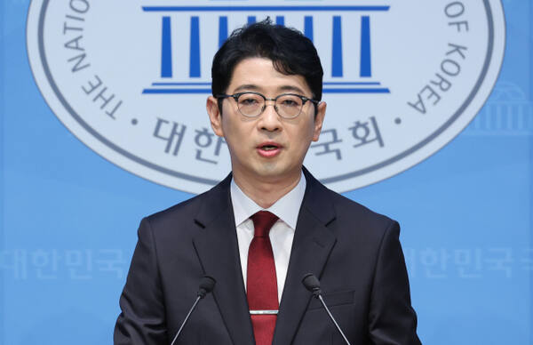 국민의힘 주진우 의원이 지난 24일 서울 여의도 국회 소통관에서 국민의힘 당대표 출마 선언 기자회견을 하고 있다. 연합뉴스