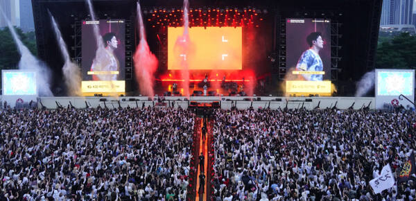 1일 인천 송도달빛축제공원에서 열린 '2025 인천펜타포트 락 페스티벌'에서 장기하가 열띤 공연을 펼치고 있다.