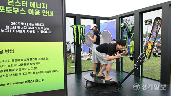 1일 인천 송도달빛축제공원에서 열린 '2025 인천펜타포트 락 페스티벌'을 찾은 관람객들이 체험 활동을 하고 있다.