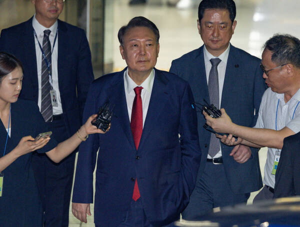 12·3 비상계엄과 관련해 특검의 수사를 받는 윤석열 전 대통령이 지난달 9일 서울 서초구 서울중앙지법에서 열린 구속 전 피의자 심문(영장실질심사)이 끝난 뒤 법원을 떠나고 있다. 연합뉴스