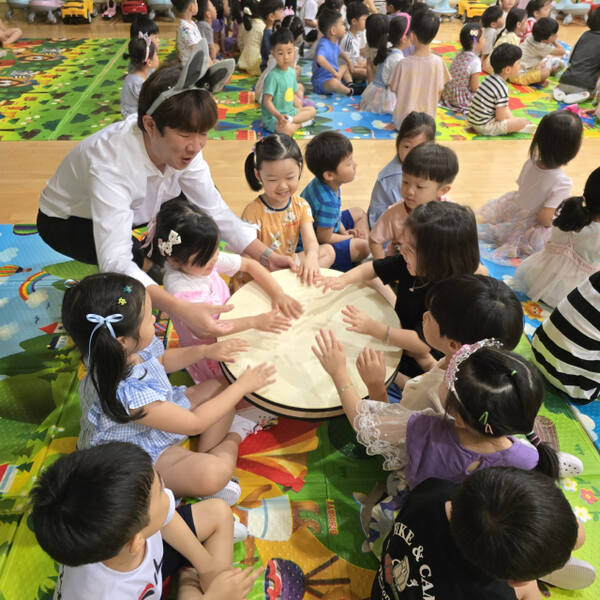 여름방학 찾아가는 음악회로 무더위를 날려 버리고 있는 하남시 구산유치원생들. 구산유치원 제공