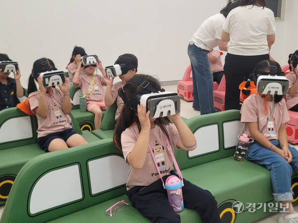 지난 1일 개관한 성남시어린이교통교육장에서 지역 어린이들이 VR 영상을 통해 안전한 교통 교육 등에 대해 배우고 있다. 박용규기자