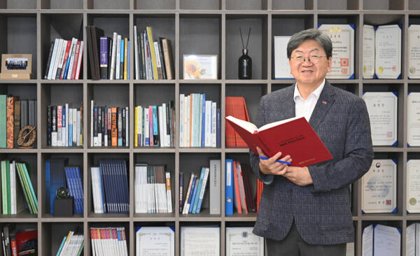 이남식 재능대학교 총장이 경기일보와의 인터뷰에 앞서 기념촬영을 하고 있다. 조병석기자
