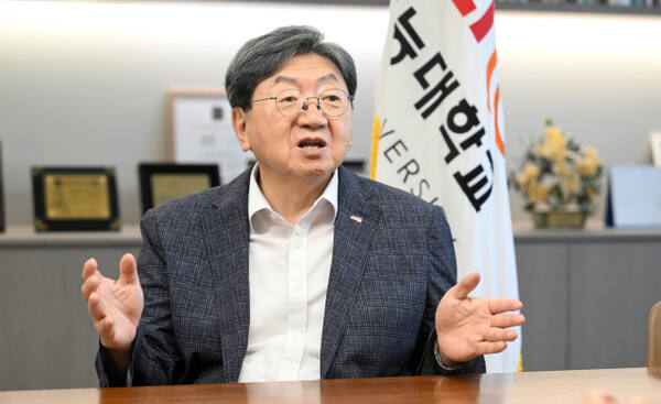 이남식 재능대학교 총장이 경기일보와의 인터뷰에서 그간의 행보와 소감을 밝히고 있다. 조병석기자