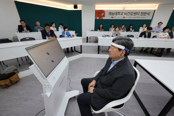 지난 6월9일 인천 재능대학교 뇌건강센터 개소식에서 이남식 총장이 뇌파 측정을 시연하고 있다. 재능대 제공