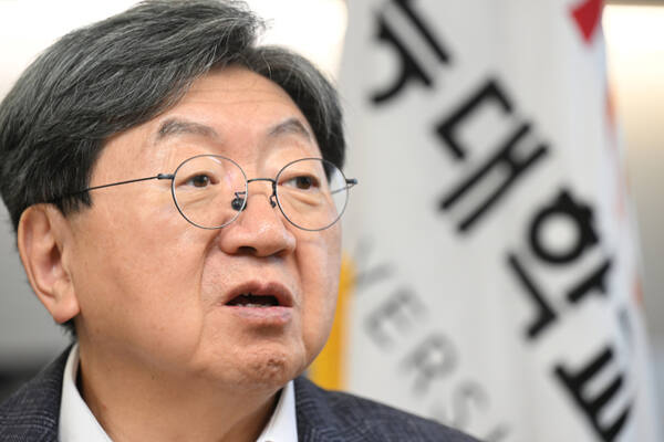 이남식 재능대학교 총장이 경기일보와의 인터뷰에서 앞으로의 포부를 밝히고 있다. 조병석기자