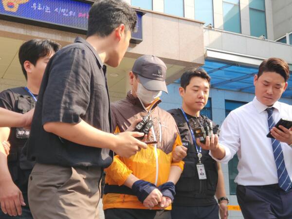 7월30일 오전 인천 논현경찰서에서 나온 인천 총기 사건 60대 피의자가 경찰 차량으로 이동하고 있다. 경기일보 DB