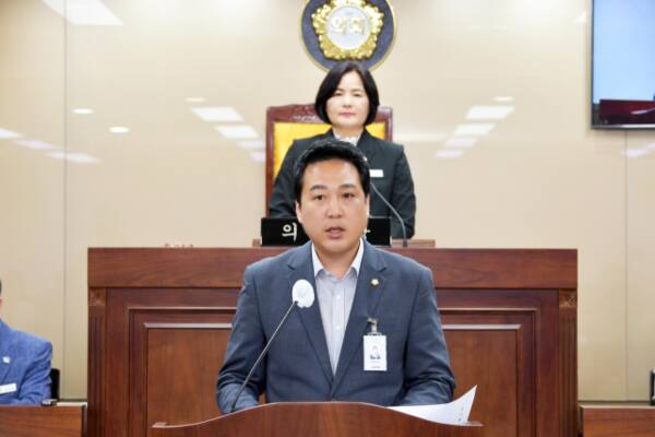 양평군의회 황선호 의장이 지역 현안과 관련 대표발의를 하고 있다. 양평군의회 제공