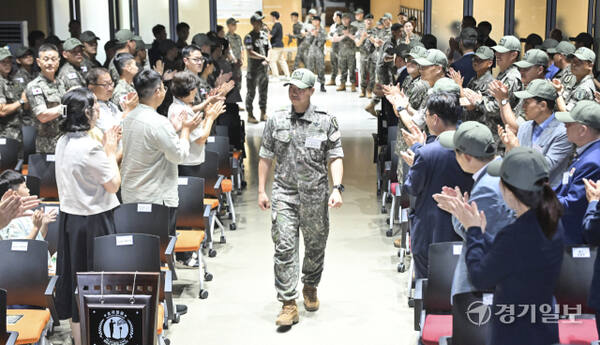 지난 2015년 8월 비무장지대 목함지뢰 도발이 발생한지 10년이 지난 4일 오후 파주시 임진각에서 'REMEMBER 804 10주년 결의대회'가 열렸다. 10년전 작전에 참여했던 장병들이 환호를 받으며 입장하고 있다. 홍기웅기자