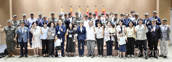 지난 2015년 8월 비무장지대 목함지뢰 도발이 발생한지 10년이 지난 4일 오후 파주시 임진각에서 'REMEMBER 804 10주년 결의대회'가 열렸다. 강윤진 국가보훈부 차관, 주성운 육군 제1군단장, 조원용 경기관광공사 사장, 최병갑 파주시 부시장 등과 10년전 작전에 참여했던 장병과 가족들이 기념촬영을 하고 있다. 홍기웅기자