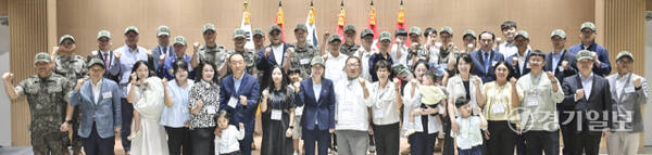 지난 2015년 8월 비무장지대 목함지뢰 도발이 발생한지 10년이 지난 4일 오후 파주시 임진각에서 'REMEMBER 804 10주년 결의대회'가 열렸다. 강윤진 국가보훈부 차관, 주성운 육군 제1군단장, 조원용 경기관광공사 사장, 최병갑 파주시 부시장 등과 10년전 작전에 참여했던 장병과 가족들이 기념촬영을 하고 있다. 홍기웅기자
