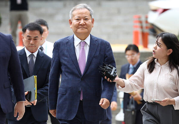이상민 전 행정안전부 장관이 구속 전 피의자 심문을 위해 지난달 31일 서울중앙지방법원으로 들어서고 있다. 연합뉴스