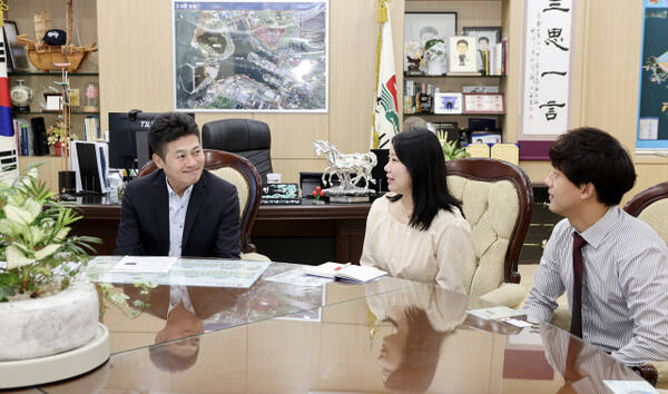 김정헌 중구청장(왼쪽 1번째)이 신규 입주기업 관계자들과 간담회를 하고 있다. 인천 중구 제공