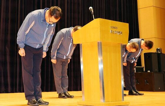 정희민 포스코이앤씨 사장이 지난달 29일 인천 송도 본사에서 연이은 현장 사망사고와 관련 담화문 발표에 앞서 관계자들과 사과하고 있다. 연합뉴스