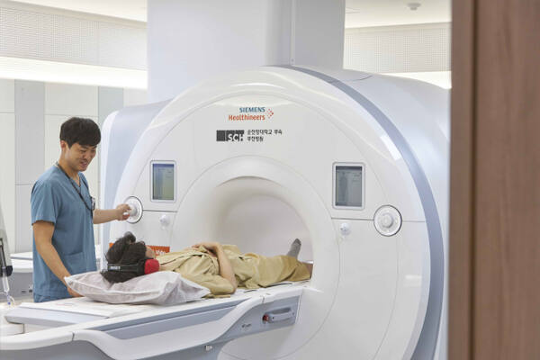 순천향대 부천병원 의료진이 환자에게 MRI 검사를 안전하게 시행하고 있는 모습.순천향대 부천병원 제공.