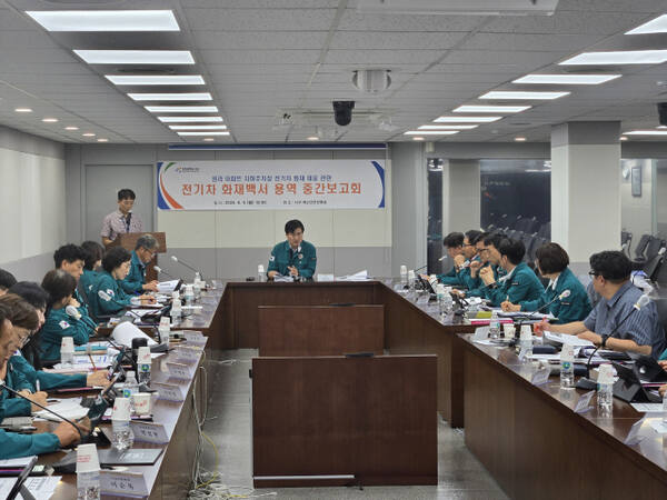 지난 4일 구청 재난안전상황실에서 강범석 서구청장을 비롯한 간부 공무원들이 ‘청라 아파트 지하주차장 화재 백서’ 제작 중간점검을 하고 있다. 서구 제공
