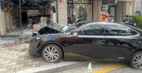 평택시 서정동에서 이날 오후 2시40분께 80대 운전자가 몰던 승용차가 상가 건물 1층으로 돌진해 탑승자 2명이 다치는 사고가 발생했다. 경기도소방재난본부 제공