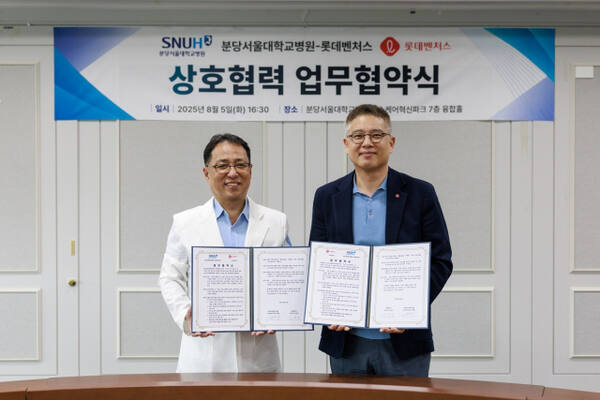 이학종 분당서울대병원 의생명연구원장(왼쪽)과 김승욱 롯데벤처스 대표이사가 바이오 창업기업 공동육성을 위한 협약을 맺은 뒤 기념촬영을 하고 있다. 분당서울대병원 제공