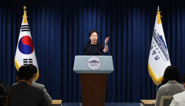 강유정 대변인이 6일 용산 대통령실 기자회견장에서 이재명 대통령 지시사항 브리핑 후 질문을 받고 있다. 연합뉴스