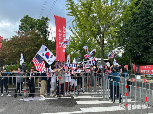 체포영장 재집행에 “윤석열 석방하라”…구치소 앞 집회 격화 [현장, 그곳&]