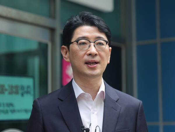 국민의힘 주진우 의원이 지난 6일 서울경찰청에서 보좌진 명의의 주식 차명거래 의혹을 받는 이춘석 의원을 상대로 고발장을 제출한 뒤 나와 발언하는 모습. 연합뉴스