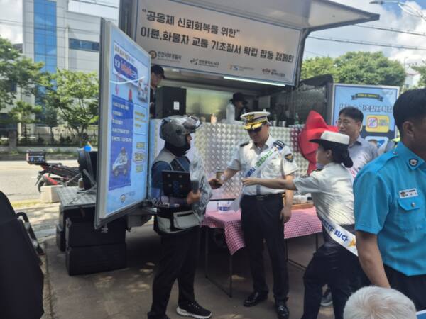 인천 서부경찰서 소속 경찰관들이 7일 오전 서구 가좌이음숲에서 퀵서비스 업체 소속 이륜·화물차 운전자를 대상으로 교통 기초질서 확립을 위한 합동 캠페인을 하고 있다. 서부서 제공
