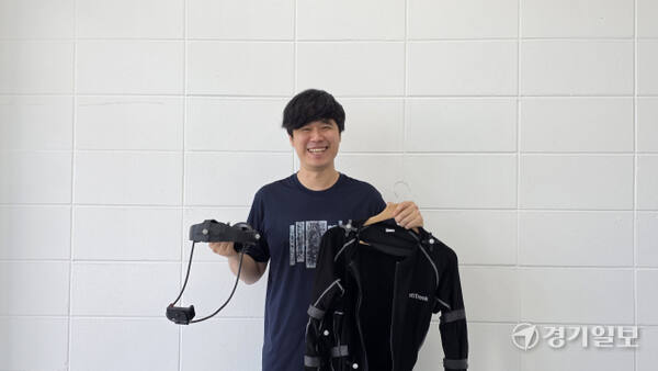 최영호 (주)샵팬픽 대표가 버츄얼 크리에이터 콘텐츠 작업에 활용되는 장비를 들고 사진을 촬영하고 있다. 이나경기자