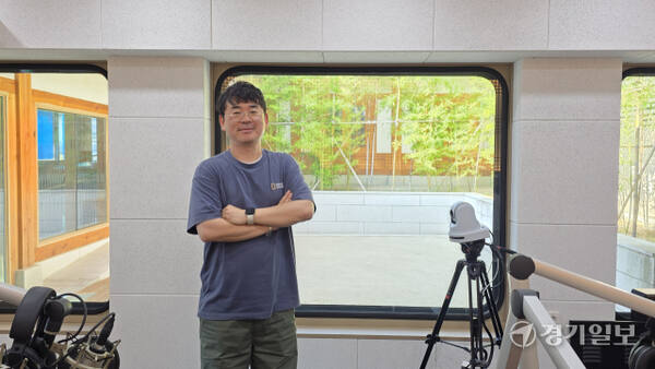 전경호 수원문화재단 수원시미디어센터 팀장이 화성 행궁에 자리한 수원시미디어센터의 라디오스튜디오에서 사진촬영을 하고 있다. 이나경기자