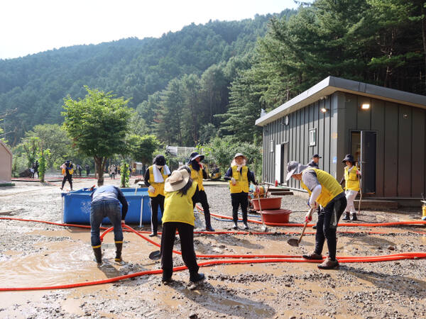 7일 경기도시장상권진흥원 임직원과 경기도 상인회 관계자들이 가평군 상면 봉수리 일대를 찾아 복구 작업을 진행하고 있다. 경기도시장상권진흥원 제공