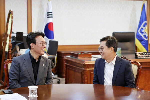 7일 정부서울청사에서 김동연 경기도지사가 김민석 국무총리를 만나 경기도와 정부의 협력 방안 등에 대해 논의하고 있다. 경기도 제공