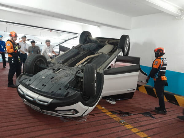 지난 7일 오후 2시2분께 인천 남동구 구월동 한 건물 주차장에서 SUV 차량이 뒤집혀 소방대원들이 조치를 취하고 있다. 인천소방본부 제공