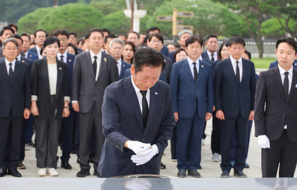 더불어민주당 정청래 대표가 8일 광주광역시 북구 국립 5·18민주묘지를 찾아 5·18민주항쟁추모탑에 분향하고 있다. 연합뉴스