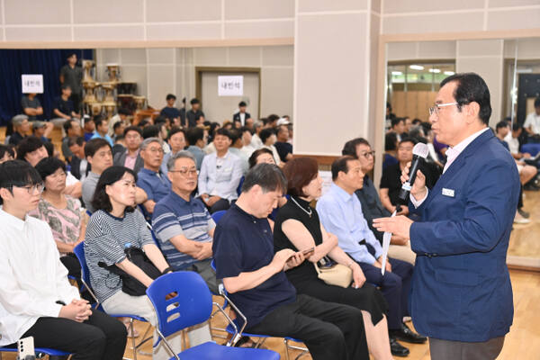 최근 하남시 미사2동 행정복지센터 3층에서 열린 한강교량 주민설명회에서 이현재 시장이 선동IC 인근 경관, 편익시설 반영 등을 촉구하고 있다. 하남시 제공