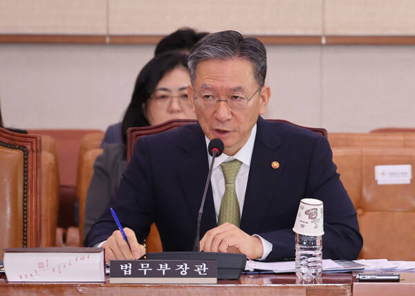 정성호 법무부 장관이 지난 1일 서울 여의도 국회에서 열린 법제사법위원회 전체회의에서 의원질의에 답하고 있다. 연합뉴스