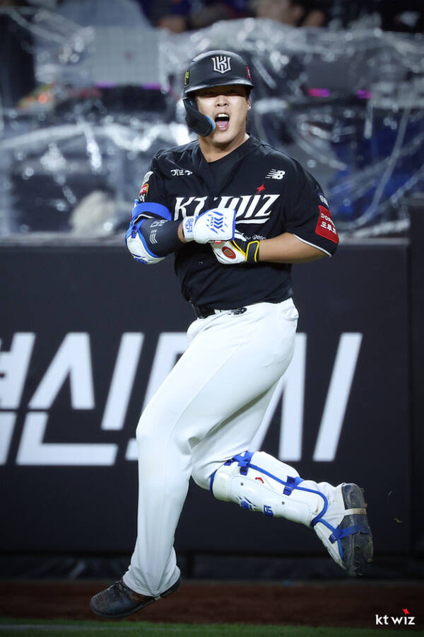 8월 들어 9경기 연속 안타를 생산하며 진가를 발휘하고 있는 KT 위즈의 돌아온 ‘야구 천재’ 강백호.KT 위즈 제공