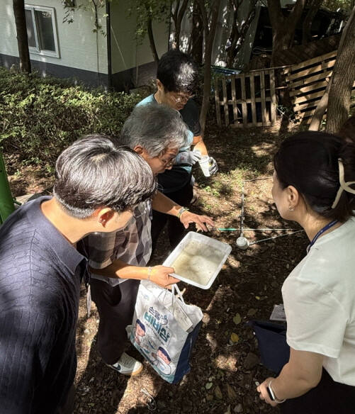 지난 7일 인천 서구 ‘근거중심 감염병 매개 모기 방제사업’ 현장조사에서 양영철 교수가 구 관계자들에게 조언을 제공하고 있다. 서구 제공