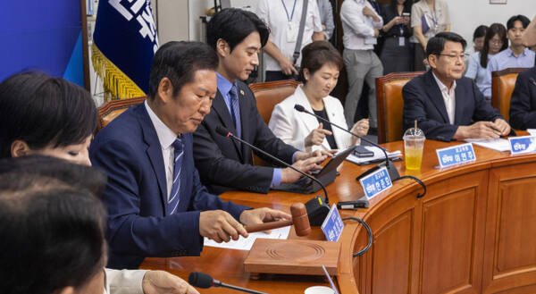 더불어민주당 정청래 대표가 11일 국회에서 열린 최고위원회의를 시작하고 있다. 연합뉴스