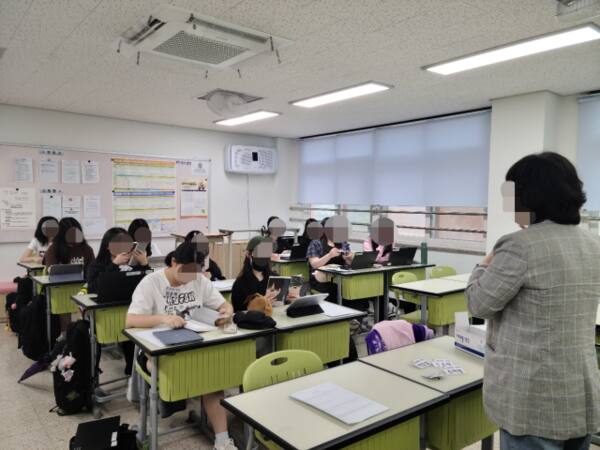 옥련여자고등학교의 학생들이 ‘비스킷’을 읽고 서로 토론하고 있다. 옥련여자고등학교 제공