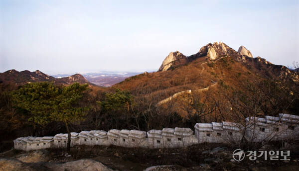 북한산 기룡봉에서 백운봉, 만경봉, 인수봉 등 봉우리 3곳으로 이어지는 북한산성 모습. 이재용 사진작가 제공