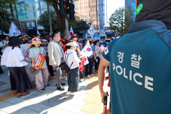 윤석열 전 대통령 배우자 김건희 여사에 대한 구속 전 피의자 심문이 열린 12일 서울중앙지법 인근에 윤 전 대통령 부부 지지자가 모여 있다. 연합뉴스