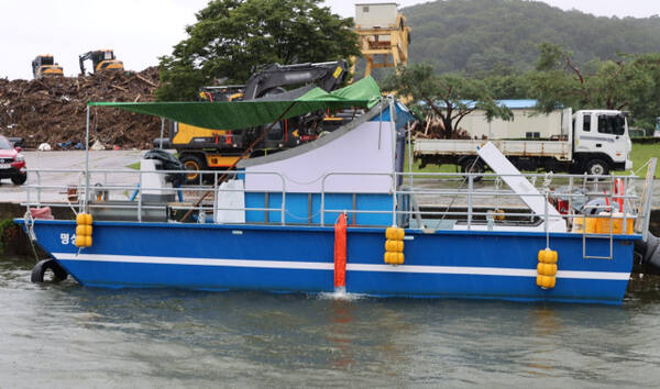 지난 13일, 팔당호 녹조 개선을 위해 녹조제거선이 운항을 준비하고 있다. 한강유역환경청 제공