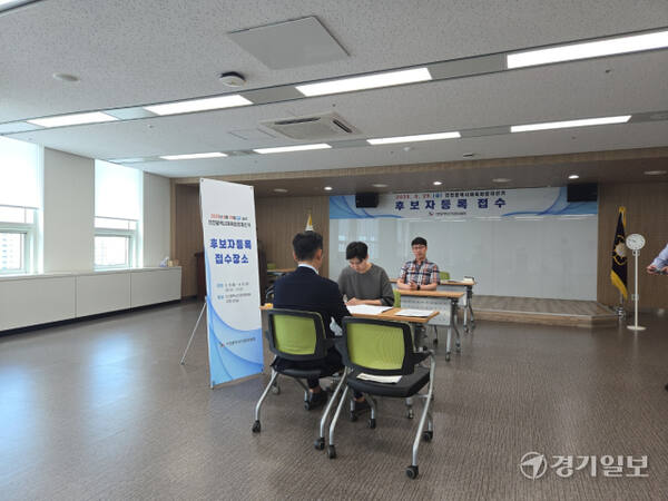 19일 오전 10시45분께 서정호 전 인천시의원이 시체육회 회장 재선거 후보자 등록을 하고 있다. 박상후기자