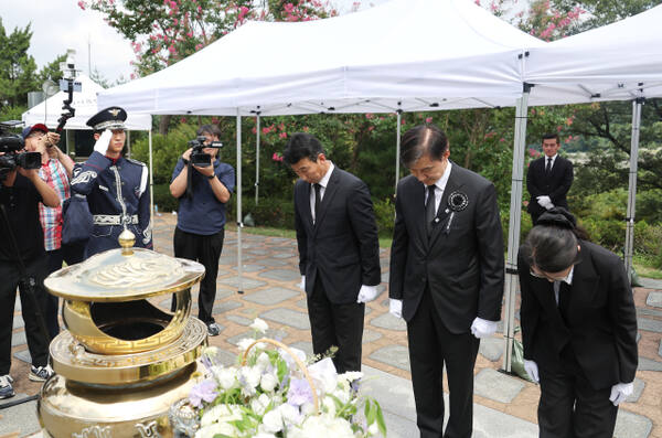 조국혁신당 조국 전 대표가 18일 서울 동작구 국립서울현충원 내 김대중 전 대통령 묘역을 찾아 참배를 하고 있다. 연합뉴스