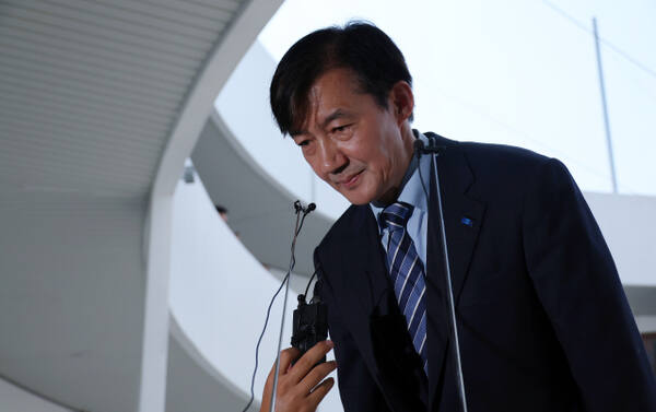 조국혁신당 조국 전 대표가 24일 부산 중구 부산민주공원에서 당원들과 취재진에게 인사하고 있다. 연합뉴스