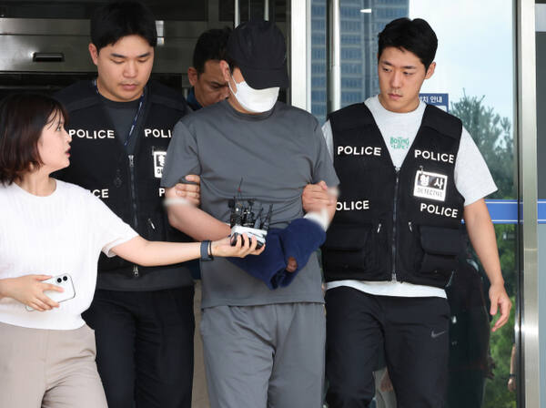 지난 24일 용인의 한 오피스텔 지하 주차장에서 발생한 여성 피살사건 피의자 A씨가 구속 전 피의자 심문(영장실질심사)에 출석하기 위해 용인동부경찰서 유치장에서 나오고 있다. 연합뉴스