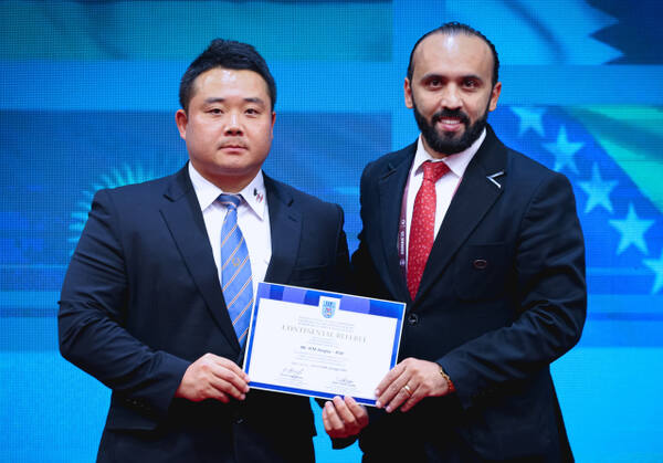 국제유도연맹(IJF) 국제심판 자격시험서 합격한 김주유 경기도유도회 이사(왼쪽)가 요르단 유도회장으로부터 합격증을 전달받고 있다.본인 제공