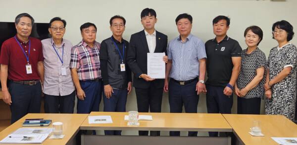 27일 인천시의회 산업경제위원회 세미나실에서 인천시의회 신성영 의원(국민의힘·중구2)이 영종하늘도시 점포겸용주택지 관련 간담회를 마치고 기념촬영을 하고 있다. 인천시의회 제공