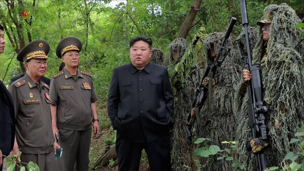 지난 27일 김정은 북한 국무위원장이 조선인민군 총참모부 직속 특수작전훈련기지를 방문해 저격수구분대와 특수작전구분대의 훈련실태를 점검한 모습. 연합뉴스