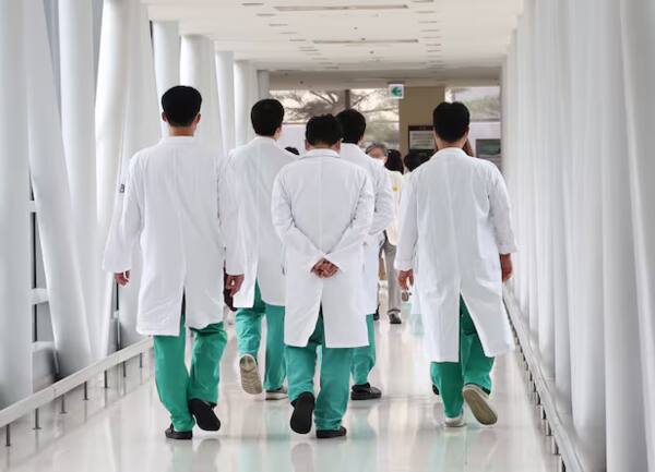 서울의 한 대학병원에서 의료진이 이동하고 있다. 연합뉴스