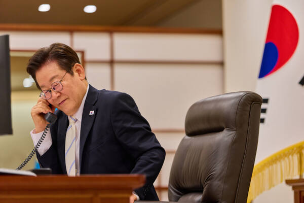 이재명 대통령이 지난 11일 서울 용산 대통령실에서 에마뉘엘 마크롱 프랑스 대통령과 통화하는 모습. 연합뉴스